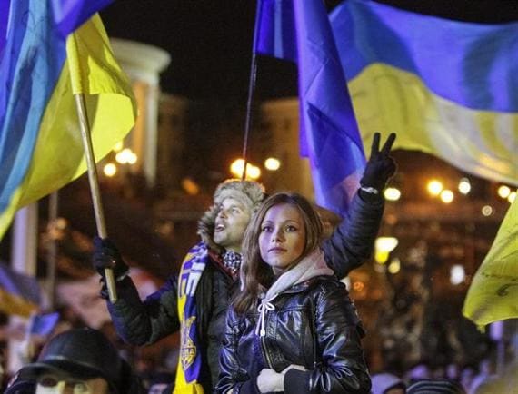 ウクライナのデモ隊 首都を占領  大統領府も占拠 生配信中