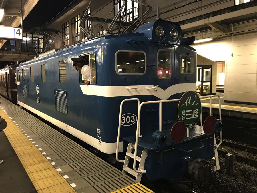 熊谷駅停車中の「三峰51号」。前後でヘッドマークが違う（筆者撮影）