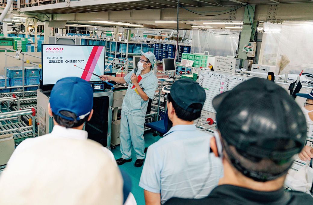 サプライチェーン向けに工場見学会を開催し、省エネ事例などを解説（写真：デンソー）