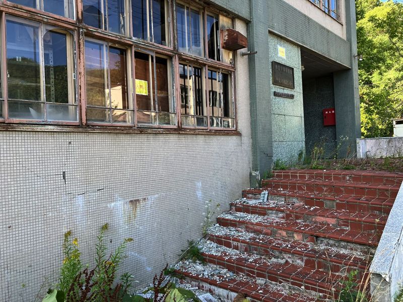 市立夕張図書館は窓ガラスが割れ荒れ放題（筆者撮影）