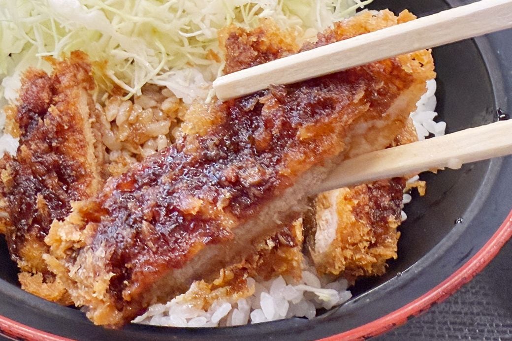 甘くて濃厚なソースは、キャベツとの相性も抜群です（筆者撮影）