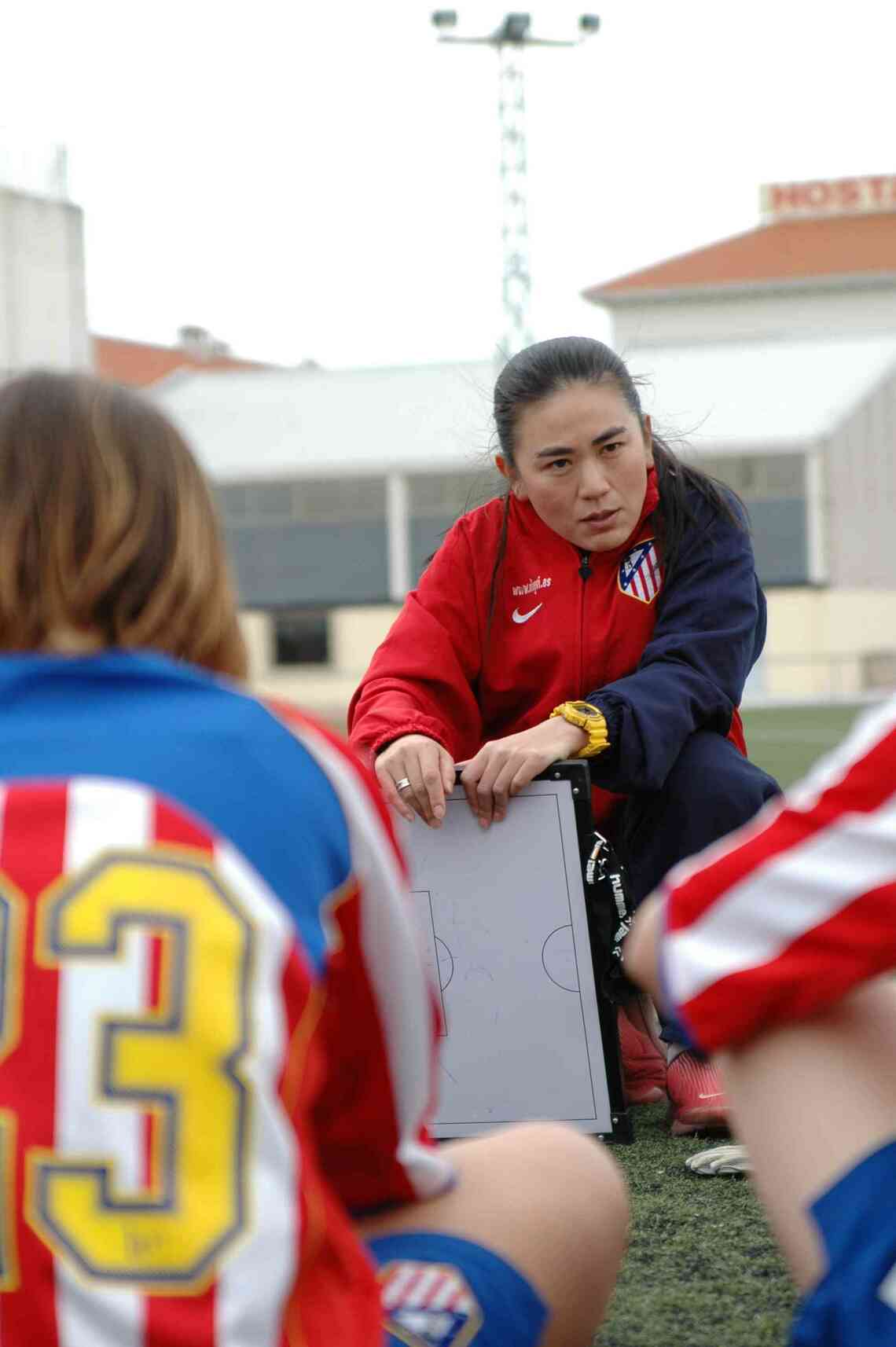 アトレティコ・マドリード女子チーム監督時代の佐伯さん（写真：ⓒJ.LEAGUE）
