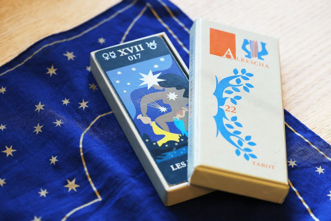 オリジナルデザインのタロットカードやハンカチ（撮影：今井康一）