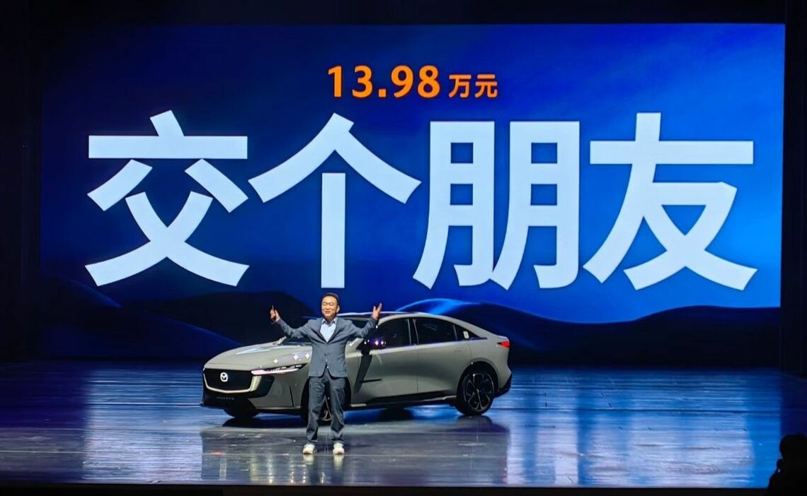 「友達価格」として13.98万元の価格を強調する長安マツダ販売会社の呉旭曦副総経理（筆者撮影）