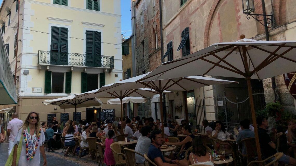 イタリア・リグーリア州ノーリの人気カフェ。外の席であればマスクもグリーンパスも必要ないとはいえ、毎夕、食前酒の時間には恐ろしいほどの混み具合（筆者撮影）