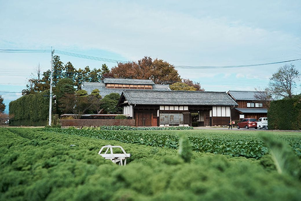 立派な長屋門を構えた家の前には、長男の洋平さんが農業をする農地が広がる（写真撮影／相馬ミナ）