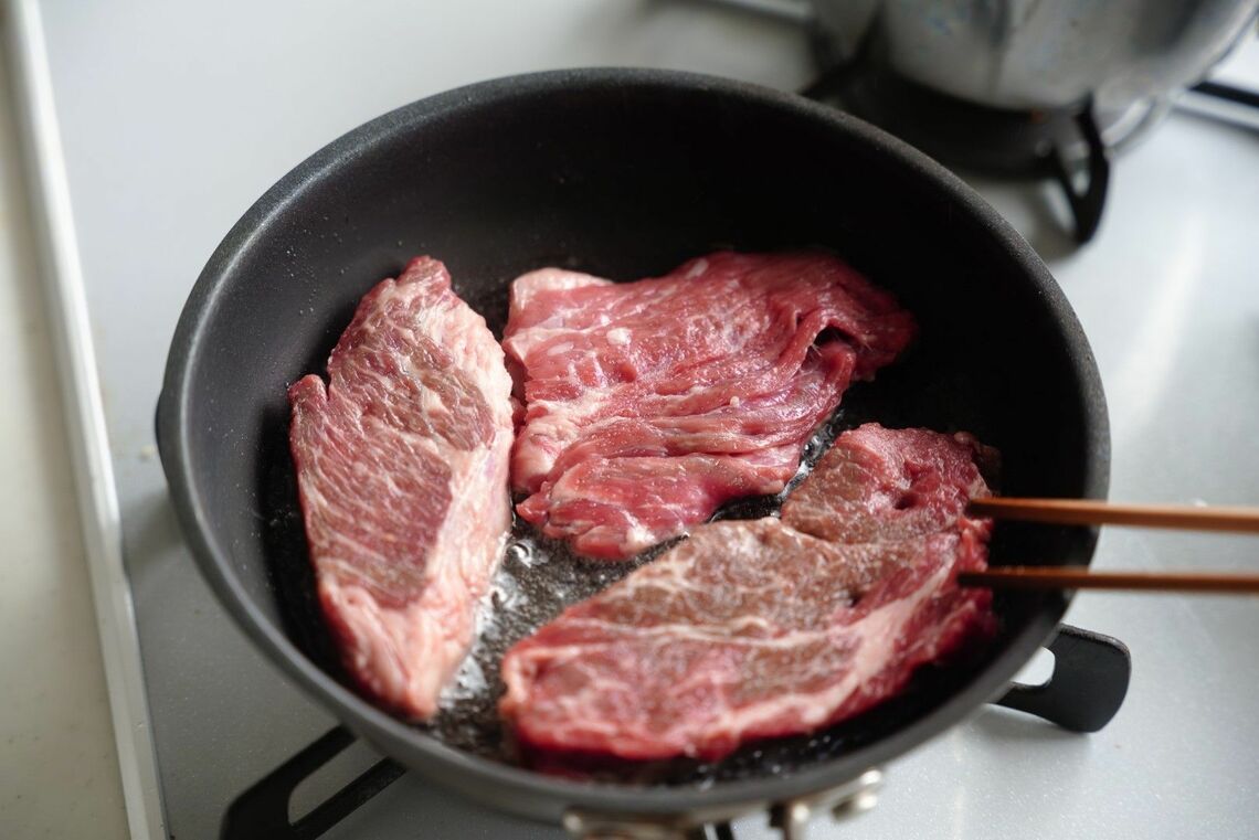 肉の表になる面を焼いている様子