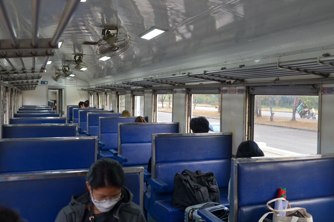 「国際列車」の車内。所要時間15分で冷房もない（写真：ひで＠のんかい）