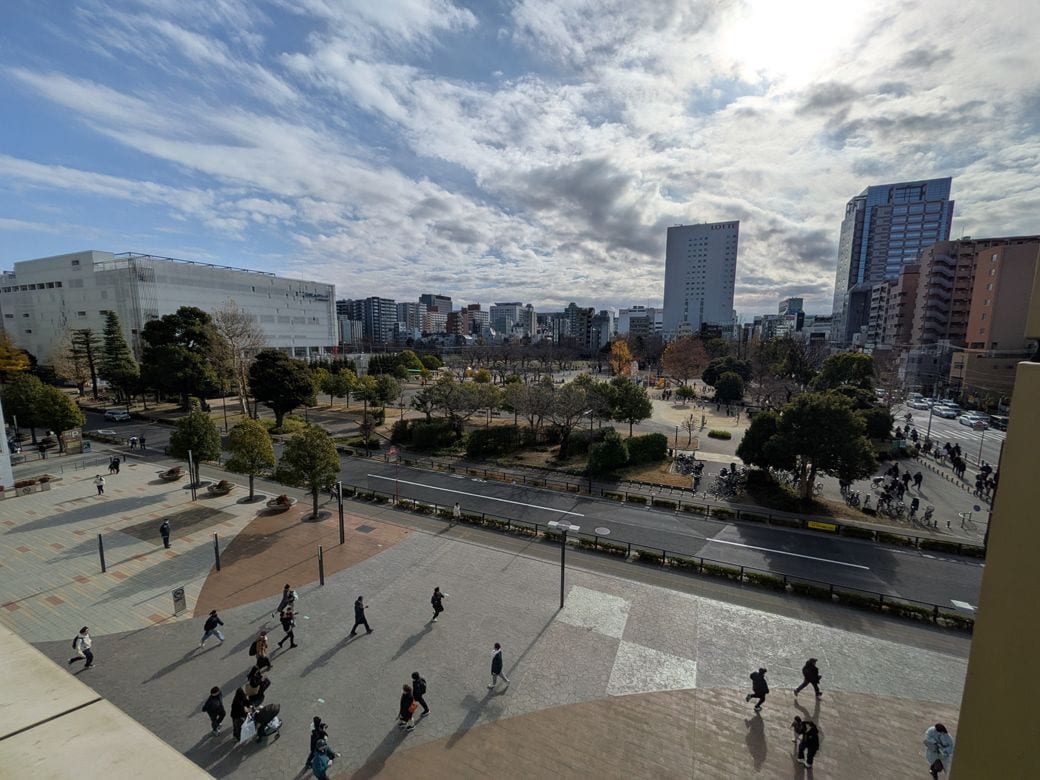 錦糸町を見下ろせる席で一服するのも良い過ごし方だ（筆者撮影）