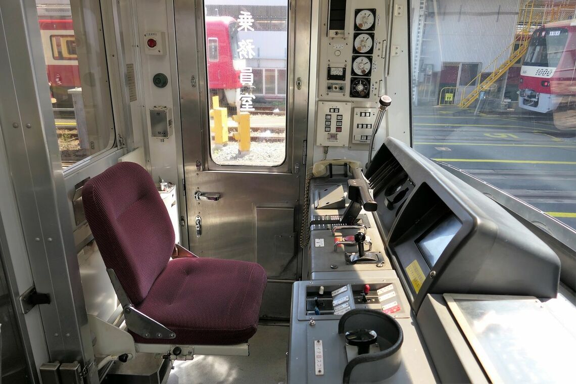 浦賀方（下り方面）の運転席（記者撮影）