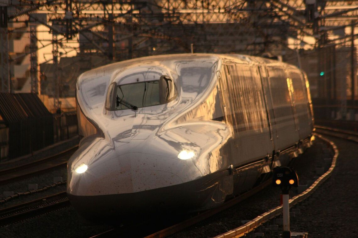 夕暮れの浜松付近を疾走するN700（撮影：南正時）