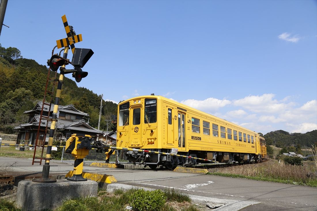 予土線の「五郎丸踏切」を通過するトロッコ列車（撮影：南正時）