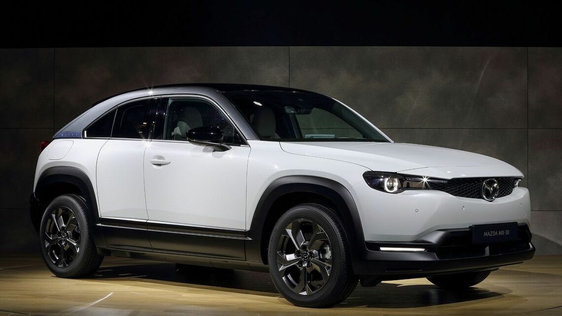 2019年の東京モーターショーで世界初公開されたマツダのBEV「MX-30」（写真：マツダ）