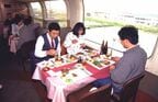 100系食堂車での食事風景