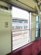 窓は空気圧によるパワーウインドウを採用した