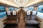 271系の車内。至る所に「ハローキティ」がいる