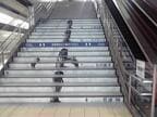 みなとみらい駅ホームの階段