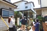 埼玉県内で開かれた空き家・古家物件見学ツアーの様子。全部で5件の物件を見学した（筆者撮影）