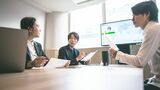 画面を使ってミーティングを行っている様子