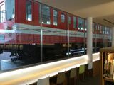 かつての地下鉄丸ノ内線車両もあり、図書室から見える（筆者撮影）