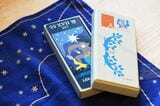オリジナルデザインのタロットカードやハンカチ（撮影：今井康一）