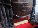 穴が空いてるのは銃で撃たれたから（著者撮影）
