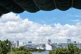 窓の外には最高の景色。レインボーブリッジと青空が広がっていました（筆者撮影）