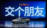 「友達価格」として13.98万元の価格を強調する長安マツダ販売会社の呉旭曦副総経理（筆者撮影）