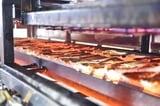 さばの焼成ライン。焼き魚の香ばしい匂いが広がっていた（写真：大澤誠）