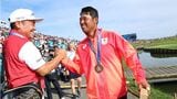 丸山茂樹監督と抱き合う松山英樹
