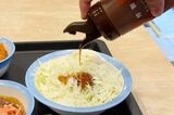 千切りキャベツと相性抜群、松のやの特製ソース（筆者撮影）