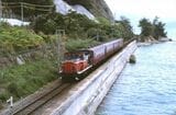 国鉄時代の予讃本線を走るDE10形牽引の普通列車（撮影：南正時）