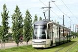 15系統だけは郊外路線、この路線と13系統はチェコ製両運転台車両（筆者撮影）