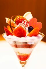バレンタイン時期限定の「アムールストロベリーパフェ」（1980円）。チョコレートがしっかりと使ってあり甘いが、ソースやジュレなどさまざまな食感のいちご味がキリッと引き締めている（撮影：今井康一）
