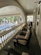 1901年創業のモアナサーフライダー。2階のテラスは穴場だ（筆者撮影）