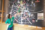 OMOレンジャーが案内してくれる大塚の「Go-KINJO MAP」。SNSと連動した「デジタルご近所マップ」も2台設置され、ホテル内で大塚のおすすめ情報が色々手に入ります
