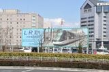 かつて宇都宮駅東口にあった、フランス・ストラスブールのLRTを描いた看板。駅前の風景は様変わりした＝2017年（編集部撮影）