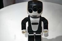 シャープが｢ロボホン｣に込めた再生への覚悟 ロボット型携帯電話が担う､脱"液晶戦略"