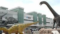 ｢ジュラシック｣に変貌した福井駅の衝撃 駅周辺の至るところに恐竜たちが出現