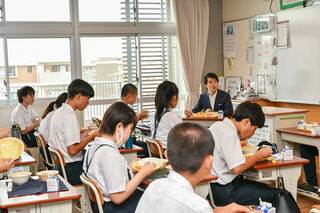 市内全中学校で生徒たちと一緒に給食を食べた