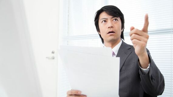 部下に指示を出す上司のイメージ