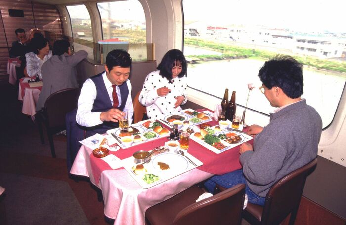 100系食堂車での食事風景