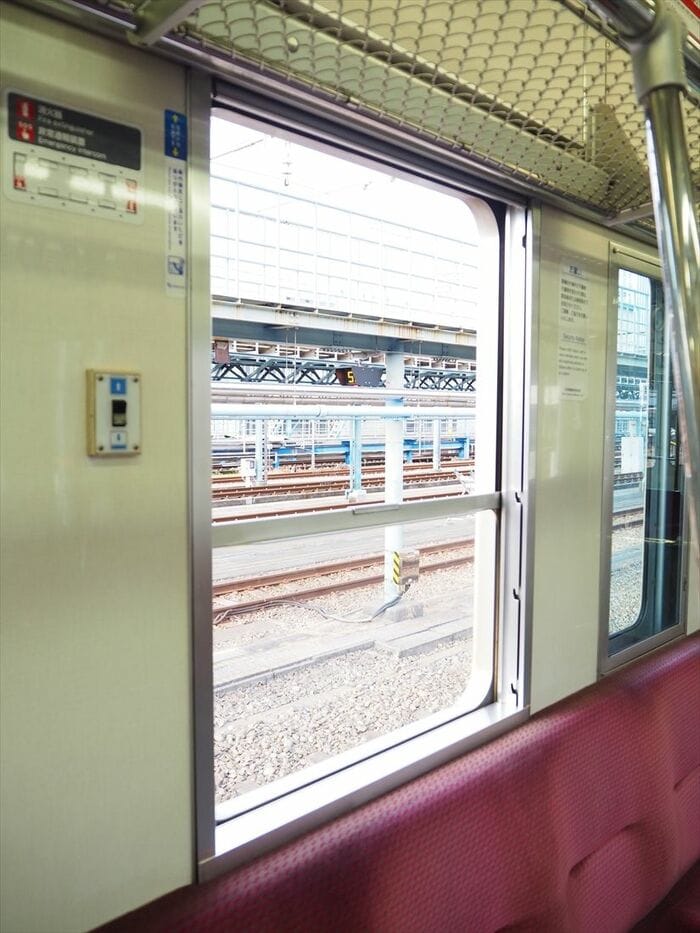 窓は空気圧によるパワーウインドウを採用した
