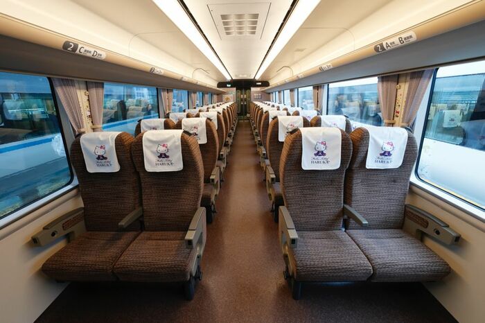 271系の車内。至る所に「ハローキティ」がいる
