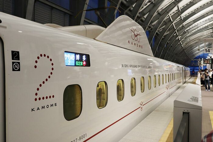 「博多」行きとして表示される西九州新幹線「かもめ