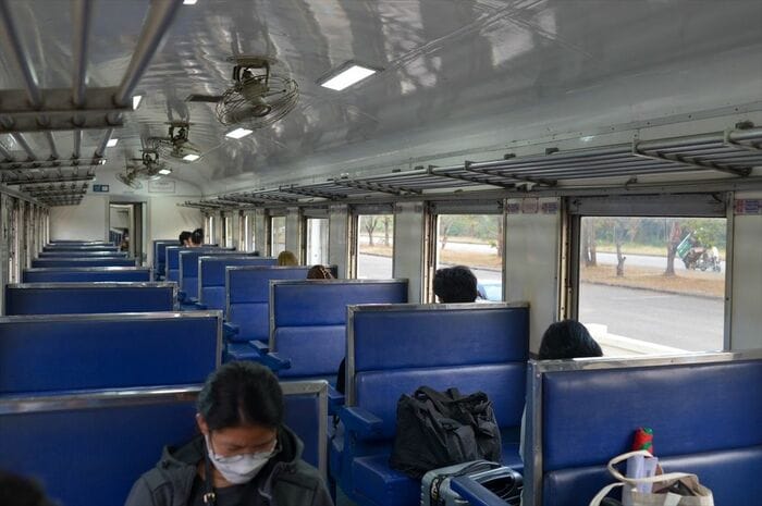 「国際列車」の車内。所要時間15分で冷房もない