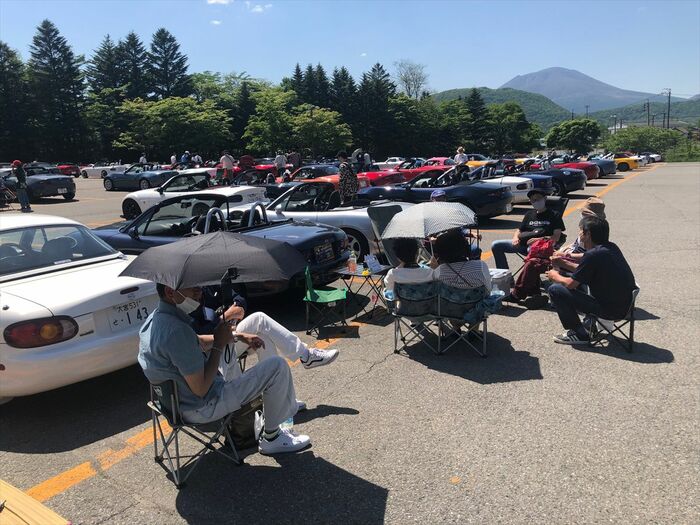 炎天下の中、日傘を指しながらのんびり過ごすオーナーたち