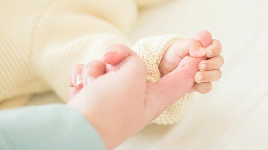 少子化の本当の原因は、「晩婚化」ではないようです（写真：kapinon／PIXTA）この記事の画像を見る(◯枚)
