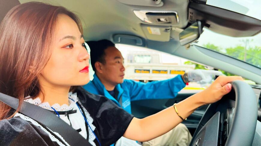 真剣な表情で実技に挑むランさん（手前）（写真提供：チャン・ティ・ゴク・ラン、教習所の許可を得たうえで安全に注意して撮影をしています）