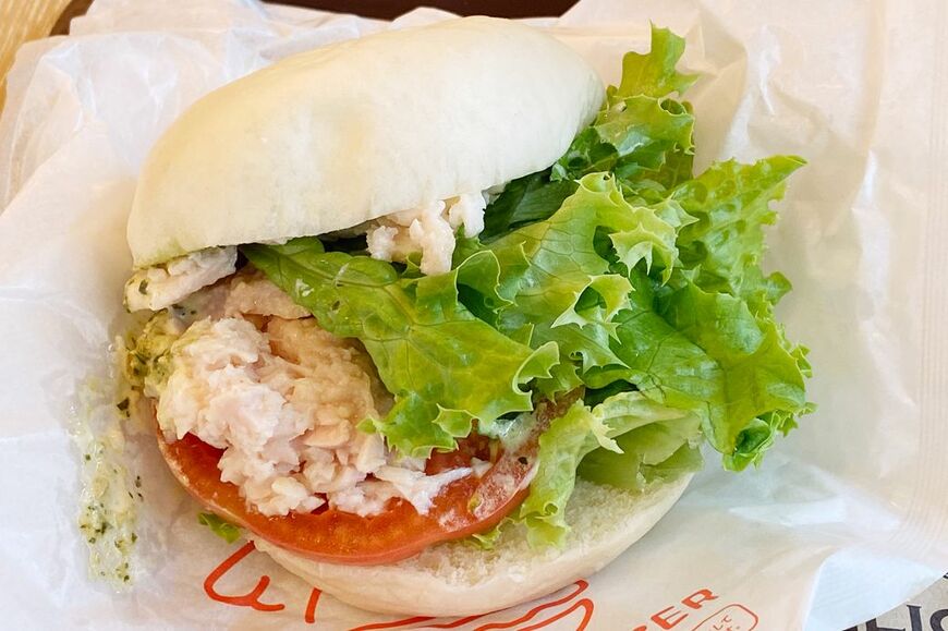 サラダチキンバーガーは、サラダをまるごと挟んだかのような、ビッグボリューム（筆者撮影）